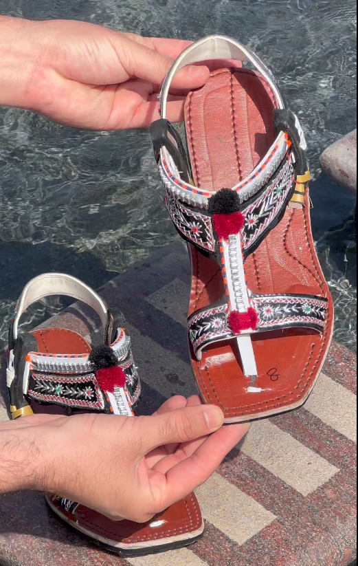 بنوں چپل Bannu Silver Black Chappal